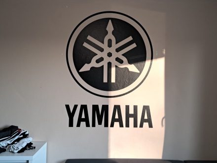 PIXEL reklama - logo Yamaha - černá matná samolepka na zeď - vyřezáno na plotru