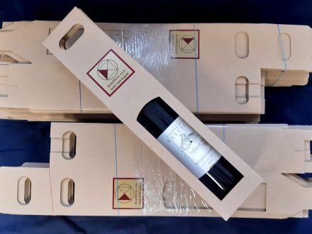 PIXEL reklama - papírové kartony na víno s polepem - zlatá samolepka s potiskem na Gerberu