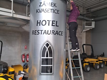 PIXEL reklama - polep reklamního poutače - řezané samolepky