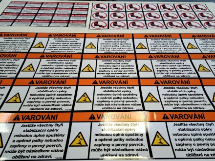 PIXEL reklama - tištěné samolepky na VFT tiskárně, laminace a oposový ořez