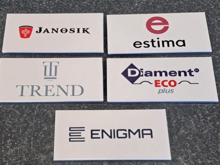 PIXEL reklama - bondové destičky s polepem - tištěná samolepka s laminací a zahnutím dozadu - Blachotrapez - drobné cedulky