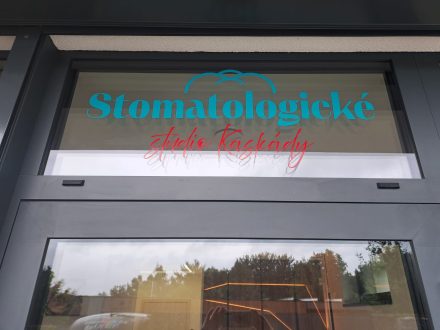 PIXEL reklama - polep skla nad vchodem - řezané samolepky