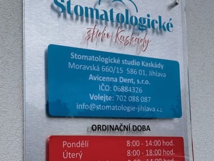 PIXEL reklama - kombinace stříbrného broušeného bondu a polepeného plexi - Stomatologické studio Kaskády