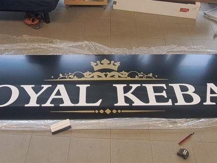 PIXEL reklama - deska - černý bond + polep plotrovanými samolepkami - rozměr štítu 4400x750mm