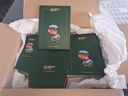 PIXEL reklama - desky s chlopněmi - potisk 4/0, matná laminace a parciální lak - NEMOFIX