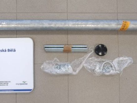 PIXEL reklama - plechová hliníková cedule s polepem + sloupek, objímka, patka a víčko - M-Silnice