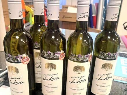 PIXEL reklama - vína - lahve s polepem - 3D samolepka