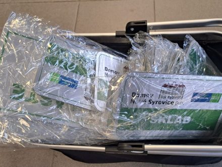 Pixel reklama - cedulky orientačního systému - broušený bond s polepem - Domov Ve Věži