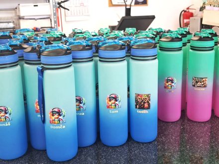 PIXEL reklama - plastové lahve s 3D samolepkou pro ZŠ Dubeč