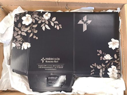 PIXEL reklama - desky s chlopněmi - potisk 4/0, matná laminace a parciální lak - Pohřební služba - Memento Mori