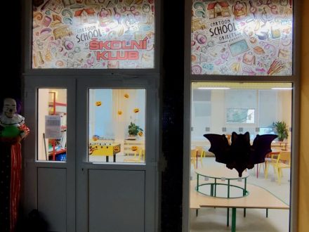 PIXEL reklama - polep oken potištěnou samolepkou - pískované sklo