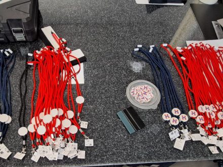 PIXEL reklama - šňůrky na krk s 3D logem - samolepka