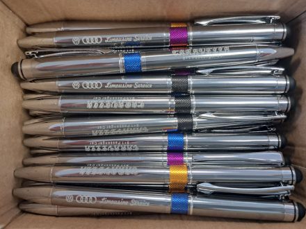 PIXEL reklama - reklamní propisky s gravírováním z obou stran - technologie laser