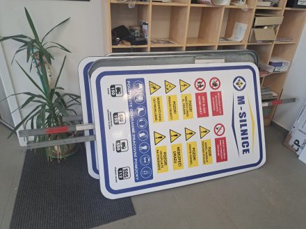 PIXEL reklama - silniční cedule s polepem - tištěná samolepka s laminací - M-Silnice