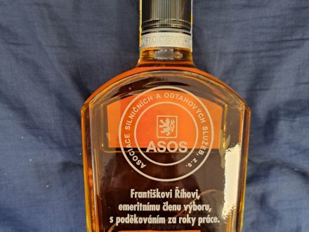 PIXEL reklama - lahev s gravírováním - ASOS